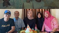Prestasinya sebagai atlet voli tentu membahagiakan keluarganya. Ini momen Megawati Hangestri saat diberi kejutan tumpeng dalam rangka ulang tahunnya. Foto: Instagram @megawatihangestrip