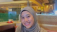 Di Indonesia sendiri, Megawati Hangestri juga doyan kulineran seru. Seperti dalam momen yang satu ini ia mampir di sebuah restoran sushi. Foto: Instagram @megawatihangestrip