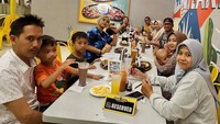 Selain itu, juga ada momen dirinya saat makan bersama keluarga di sebuah restoran steak populer di Indonesia.   Foto: Instagram @megawatihangestrip