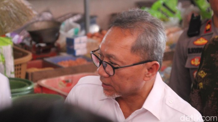 Menteri Perdagangan, Zulkifli Hasan, meresmikan pasar rakyat Cepu induk Kabupaten Blora, Minggu (21/1/2024).