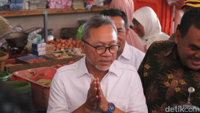 Menteri Perdagangan, Zulkifli Hasan, meresmikan pasar rakyat Cepu induk Kabupaten Blora, Minggu (21/1/2024).