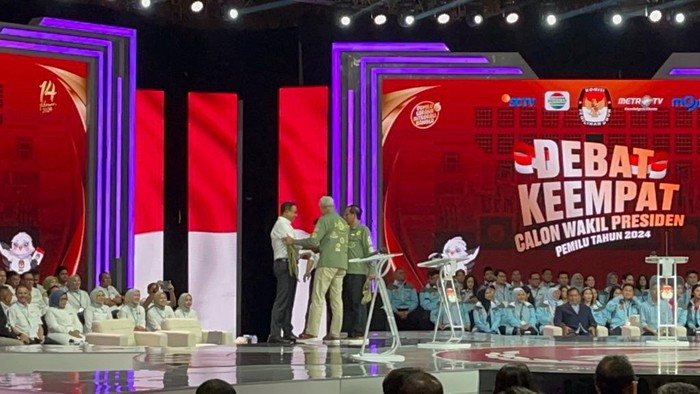 Momen 3 paslon capres-cawapres bersalaman jelang debat Pilpres 2024