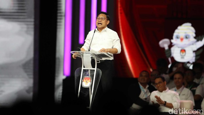 Pantauan detikcom di JCC, Senayan, Jakarta Pusat, Minggu (21/1/2024), tampak tiga calon Wapres, Muhaimin Iskandar (Cak Imin), Gibran Rakabuming Raka dan Mahfud Md telah berada di arena debat.