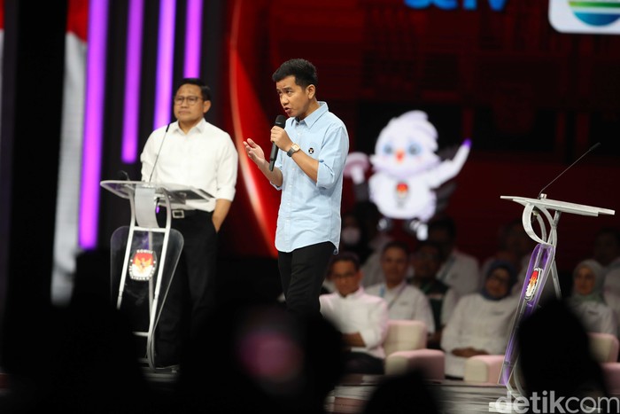 Pantauan detikcom di JCC, Senayan, Jakarta Pusat, Minggu (21/1/2024), tampak tiga calon Wapres, Muhaimin Iskandar (Cak Imin), Gibran Rakabuming Raka dan Mahfud Md telah berada di arena debat.