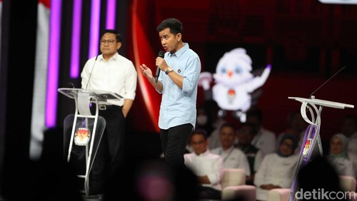 Pantauan detikcom di JCC, Senayan, Jakarta Pusat, Minggu (21/1/2024), tampak tiga calon Wapres, Muhaimin Iskandar (Cak Imin), Gibran Rakabuming Raka dan Mahfud Md telah berada di arena debat.