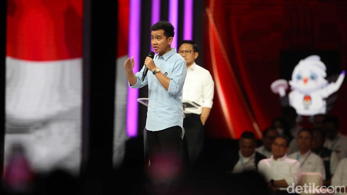 Pantauan detikcom di JCC, Senayan, Jakarta Pusat, Minggu (21/1/2024), tampak tiga calon Wapres, Muhaimin Iskandar (Cak Imin), Gibran Rakabuming Raka dan Mahfud Md telah berada di arena debat.