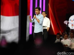 Momen Gibran Pakai Jaket Samsul saat Debat Cawapres