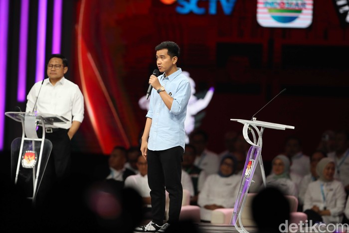 Pantauan detikcom di JCC, Senayan, Jakarta Pusat, Minggu (21/1/2024), tampak tiga calon Wapres, Muhaimin Iskandar (Cak Imin), Gibran Rakabuming Raka dan Mahfud Md telah berada di arena debat.