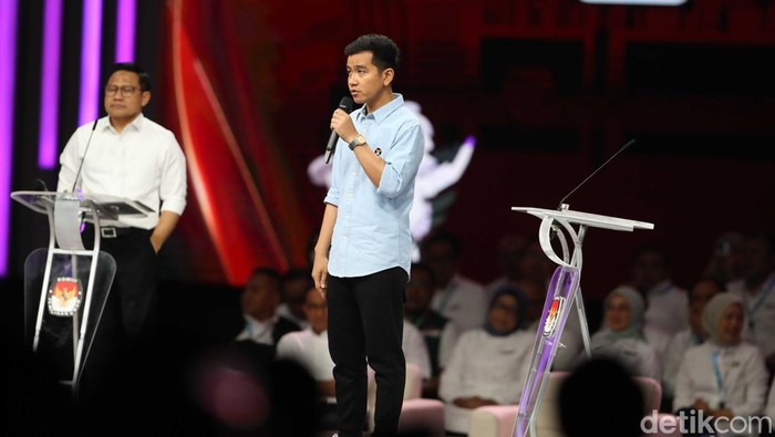 Pantauan detikcom di JCC, Senayan, Jakarta Pusat, Minggu (21/1/2024), tampak tiga calon Wapres, Muhaimin Iskandar (Cak Imin), Gibran Rakabuming Raka dan Mahfud Md telah berada di arena debat.
