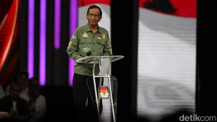 Pantauan detikcom di JCC, Senayan, Jakarta Pusat, Minggu (21/1/2024), tampak tiga calon Wapres, Muhaimin Iskandar (Cak Imin), Gibran Rakabuming Raka dan Mahfud Md telah berada di arena debat.