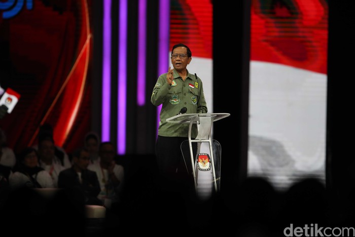 Pantauan detikcom di JCC, Senayan, Jakarta Pusat, Minggu (21/1/2024), tampak tiga calon Wapres, Muhaimin Iskandar (Cak Imin), Gibran Rakabuming Raka dan Mahfud Md telah berada di arena debat.