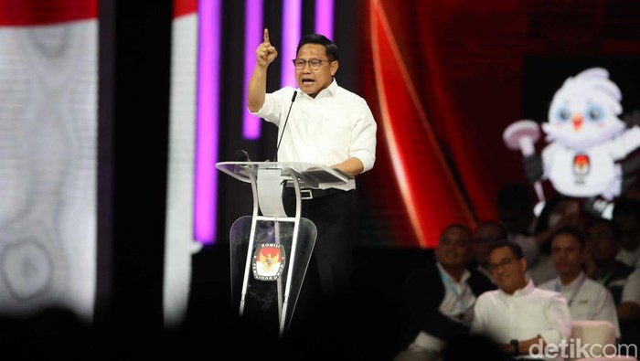 Pantauan detikcom di JCC, Senayan, Jakarta Pusat, Minggu (21/1/2024), tampak tiga calon Wapres, Muhaimin Iskandar (Cak Imin), Gibran Rakabuming Raka dan Mahfud Md telah berada di arena debat.