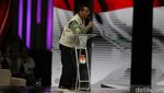 Begini Gimik Gibran Membungkuk Nyari Jawaban ke Mahfud Md