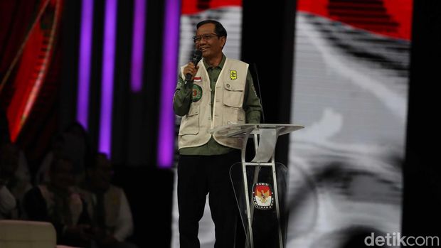 Cawapres Nomor Urut 2 Gibran Rakabuming Raka melempar gimmick seolah mencari jawaban mahfud Md soal inflasi hijau.