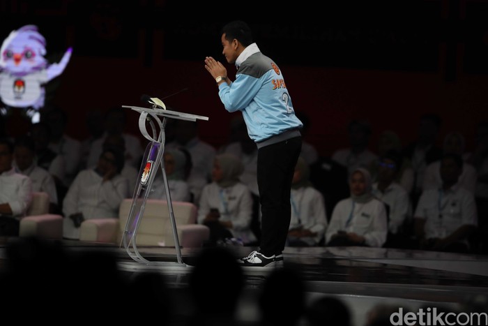 Cawapres Nomor Urut 2 Gibran Rakabuming Raka melempar gimmick seolah mencari jawaban mahfud Md soal inflasi hijau.