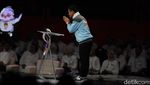Begini Gimik Gibran Membungkuk Nyari Jawaban ke Mahfud Md