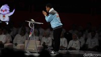 Gibran kemudian menjelaskan soal inflasi hijau yang dimaksudnya. Gibran juga memberikan contoh yakni tentang gerakan rompi kuning di Prancis.