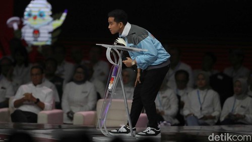 Cawapres Nomor Urut 2 Gibran Rakabuming Raka melempar gimmick seolah mencari jawaban mahfud Md soal inflasi hijau.