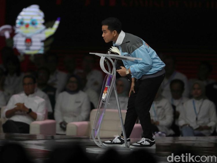 Begini Gimik Gibran Membungkuk Nyari Jawaban ke Mahfud Md