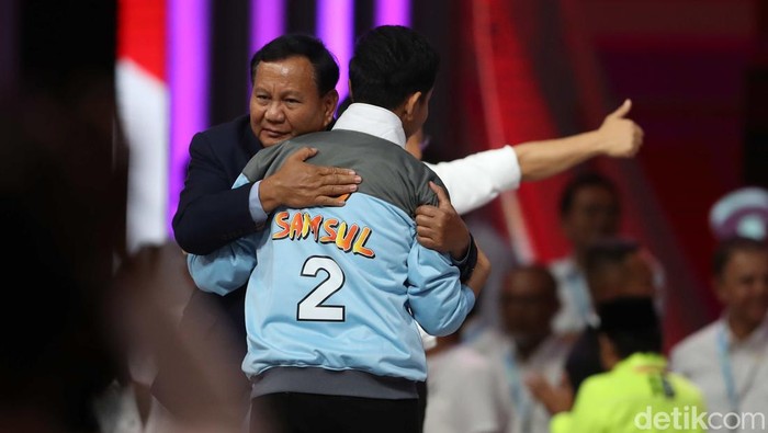 Capres nomor urut 2 Prabowo Subianto memeluk cawapres Gibran Rakabuming Raka setelah debat cawapres di JCC, Jakarta, Minggu (21/1/2024).