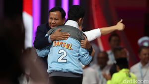 Momen Hangat Prabowo Peluk Gibran Usai Debat Cawapres