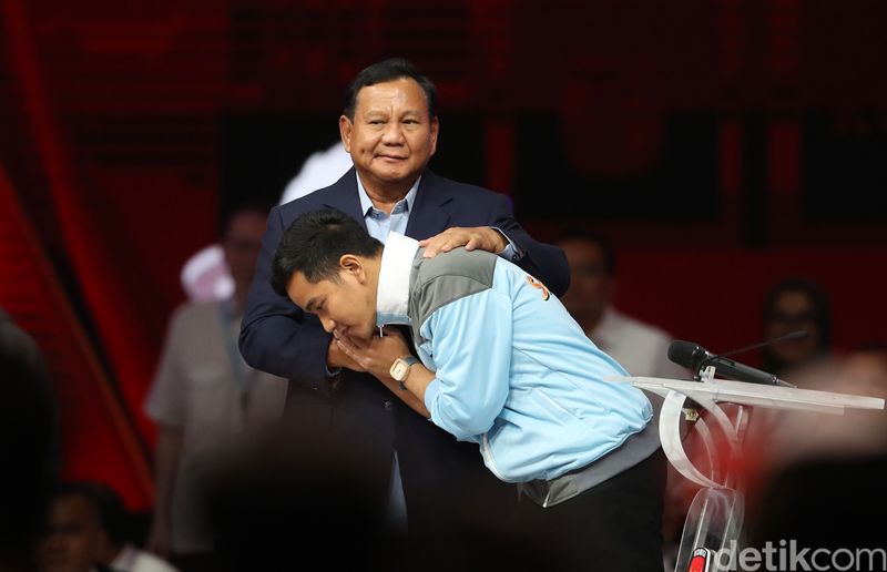 Capres nomor urut 2 Prabowo Subianto memeluk cawapres Gibran Rakabuming Raka setelah debat cawapres di JCC, Jakarta, Minggu (21/1/2024).
