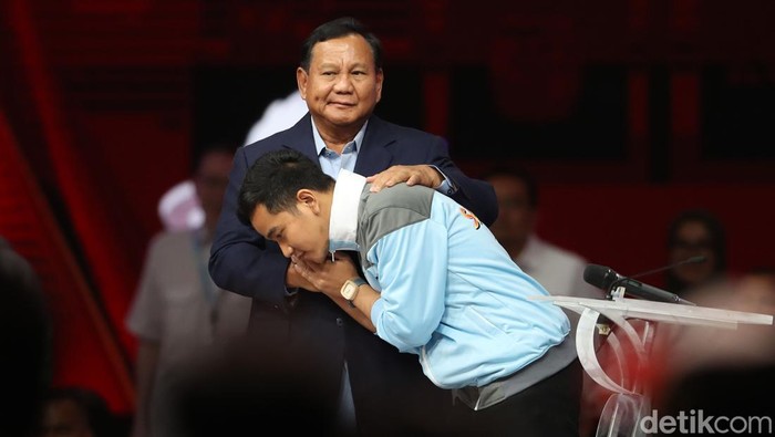 Capres nomor urut 2 Prabowo Subianto memeluk cawapres Gibran Rakabuming Raka setelah debat cawapres di JCC, Jakarta, Minggu (21/1/2024).