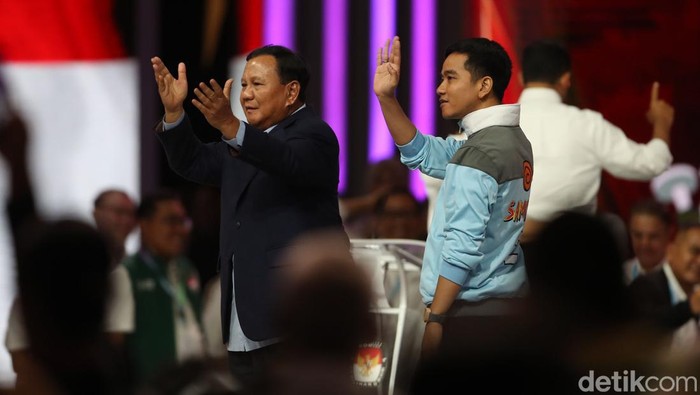 Capres nomor urut 2 Prabowo Subianto memeluk cawapres Gibran Rakabuming Raka setelah debat cawapres di JCC, Jakarta, Minggu (21/1/2024).