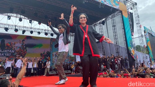 Momen Megawati joget dan nyanyi barang Slank di kampanye akbar Ganjar di Bandung