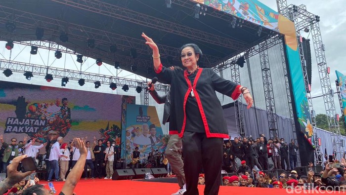 Momen Megawati joget dan nyanyi barang Slank di kampanye akbar Ganjar di Bandung