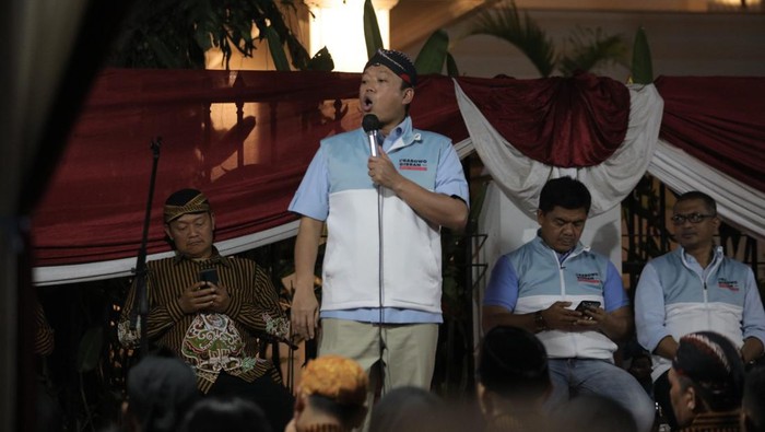 Sekretaris Tim Kampanye Nasional (TKN) Prabowo Gibran, Nusron Wahid saat menyambut kedatangan Paguyuban Pujakesuma (Putra Jawa Kelahiran Sumatera) untuk deklarasi dukungan di Kediaman Prabowo, Kertanegara, Jakarta, Sabtu (20/1/2024).
