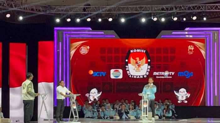 Momen Prabowo tepuk tangan dengar Gibran jawab pertanyaan Mahfud Md