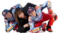 Nuansa warna serta livery motor balap dan baju balap Gresini Racing mirip-mirip dengan musim sebelumnya. Foto: Dok. Gresini Racing