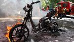 Motor Tiba-tiba Terbakar Saat Melaju di Jalan Undaan Kulon Surabaya