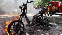 Dugaan kebakaran ini karena selang karburator motor yang putus. Sementara itu, tak ada korban dalam kebakaran ini. Namun, kondisi motor tersebut hangus usai terbakar.  