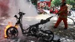 Motor Tiba-tiba Terbakar Saat Melaju di Jalan Undaan Kulon Surabaya