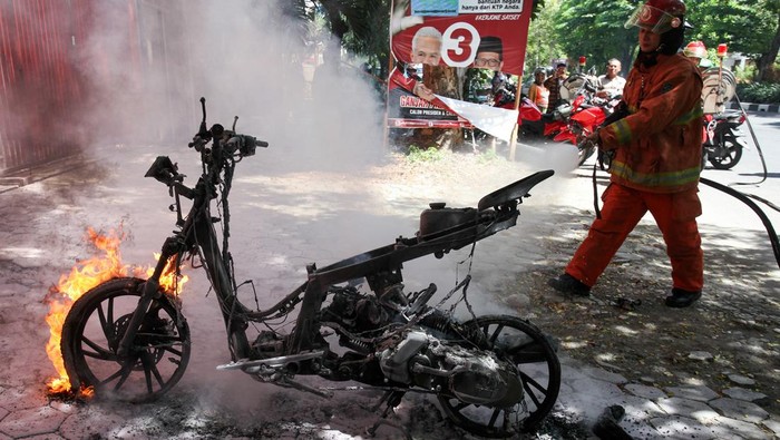 Sebuah motor Suzuki Skywave tiba-tiba terbakar saat melaju di Jalan Undaan Kulon, Surabaya, Minggu (21/1/2024). Motor terbakar saat pemiliknya hendak menuju ke Madura.