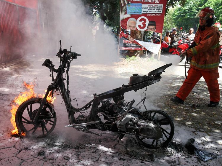 Motor Tiba-tiba Terbakar Saat Melaju di Jalan Undaan Kulon Surabaya