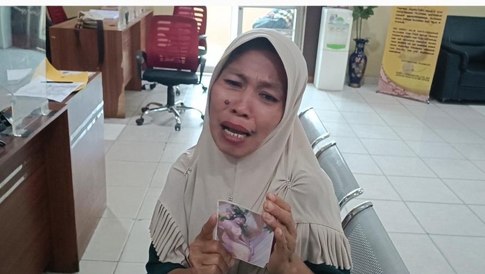 Neli saat memperlihatkan foto anaknya (Wahyuni) yang hilang, Sabtu (20/1/2024) siang.