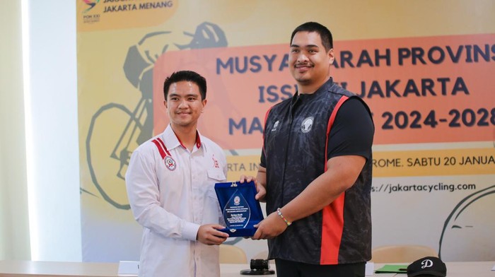 Novian Herbowo dan Menpora Dito Ariotedjo. Novian kembali terpilih untuk menjadi ketua umum Ikatan Sport Sepeda Indonesia (ISSI) DKI Jakarta.