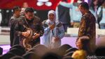 Pakai Jaket Samsul, Khofifah Dukung Gibran di Debat Cawapres