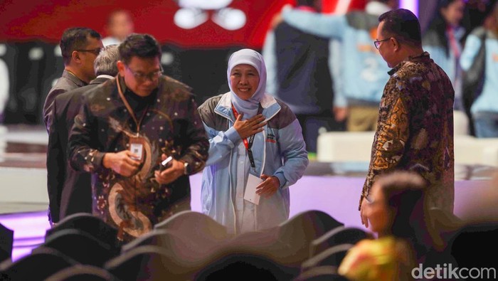 Pantauan detikcom di lokasi, Minggu (21/1/2024), Khofifah tiba sekitar pukul 18.05 WIB. Khofifah tampak mengenakan pakaian berwarna biru.