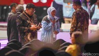 Ini merupakan kali pertama Khofifah hadir dalam debat Pilpres 2024. Khofifah terlihat langsung memasuki tempat acara.