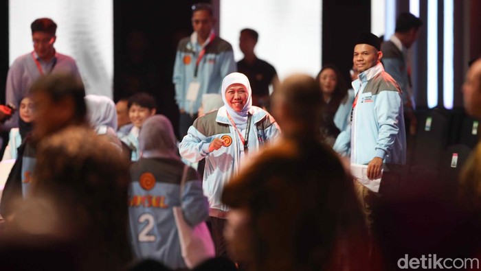 Pantauan detikcom di lokasi, Minggu (21/1/2024), Khofifah tiba sekitar pukul 18.05 WIB. Khofifah tampak mengenakan pakaian berwarna biru.