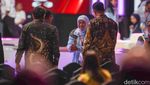 Pakai Jaket Samsul, Khofifah Dukung Gibran di Debat Cawapres