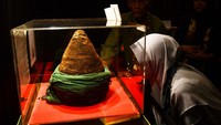 Pengunjung melihat-lihat artefak imamah (sorban) peninggalan Nabi Muhammad SAW. 