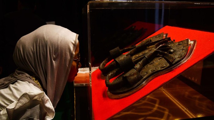 Pengunjung mengamati artefak terompah peninggalan Nabi Muhammad SAW yang dipamerkan di Museum Ndalem Guron Tegalsari, Ponorogo, Jawa Timur, Minggu (21/1/2024). Pameran yang dibuka untuk masyarakat umum tersebut antara lain memamerkan artefak terompah, imamah, serpihan siwak, rambut, jenggot, darah bekam, tanah makam tersebut untuk meningkatkan kecintaan kepada Nabi Muhammad  SAW. ANTARA FOTO/Siswowidodo/tom.