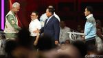Pasangan Capres-Cawapres Salam-salaman Usai Debat Keempat