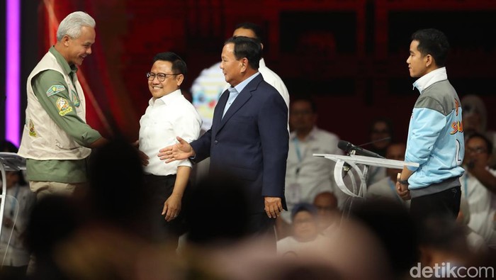 Debat keempat Pilpres 2024 selesai digelar. Debat cawapres ini pun diakhiri dengan pasangan capres-cawapres saling bersalaman.