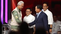 Capres nomor urut 2 Prabowo Subianto menyalami Ganjar Pranowo.